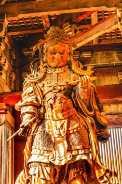 Nara, Japonya - 4 Kasım 2023 Nio Muhafız Heykeli Büyük Buda Salonu Todaiji Budist Tapınağı Nara Japonya. MS 752 tarihli Tapınak Tarihleri UNESCO Dünya Mirası Sitesi. Kamakura döneminden heykeller (13. yüzyıl). 
