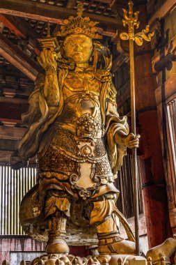 Nara, Japonya - 4 Kasım 2023 Tahta Koruyucu Muhafız Heykeli Büyük Buda Salonu Todaiji Budist Tapınağı Nara Japonya. MS 752 tarihli Tapınak Tarihleri UNESCO Dünya Mirası Sitesi. Kamakura döneminden heykeller (13. yüzyıl). 