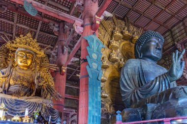 Nara, Japonya - 4 Kasım 2023 Nyoirin Kannon Guanyin Büyük Bronz Buda Heykeli Büyük Buda Salonu Todaiji Budist Tapınağı Nara Japonya. Nyoirin Kannon Budist Merhamet Tanrıçası 'dır. MS 752 tarihli Tapınak Tarihi UNESCO Dünya Mirası Sitesi.