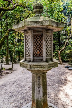 Mezar Feneri Ganjin Jianzhen Toshodaiji Budist Tapınağı Nara Japonya. 759 Nara Dönemi Tang Hanedanlığı 'nda ilk Çinli Budist keşiş Jianzhen tarafından kurulan tapınak. Ganjin Jianzhen Japonya 'nın ilk Çinli Budist keşiş öğretmeni. UNESCO Dünya Mirası Alanı. Japon.
