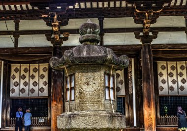 Taş Fener Altın Salonu Toshodaiji Budist Tapınağı Nara Japonya. 759 Nara Dönemi Tang Hanedanlığı 'nda ilk Çinli Budist keşiş Jianzhen Ganjin tarafından Japonya' ya kurulan tapınak. UNESCO Dünya Mirası Alanı.