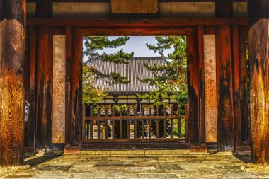 Ön kapı Toshodaiji Budist Tapınağı Nara Japonya. 759 'da Çin keşişi Jianzhen tarafından Nara döneminde kurulan tapınak. Jianzhen Japonya 'nın ilk Çin Budist öğretmeni. UNESCO Dünya Mirası Alanı.