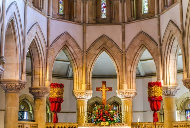 Honolulu, Oahu Hawaii - 26 Ocak 2025 Renkli Basilica Altar Kahilis Kraliyet Standartları St Andrew Katedrali Episkopal Kilisesi Honolulu Oahu Hawaii. Kraliçe Victoria 1902 'de kilisenin inşasına yardım etti..