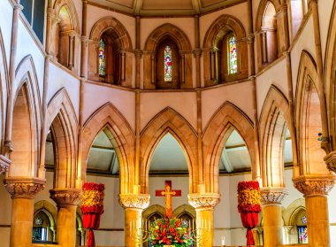 Honolulu, Oahu Hawaii - 26 Ocak 2025 Renkli Basilica Altar Kahilis Kraliyet Standartları St Andrew Katedrali Episkopal Kilisesi Honolulu Oahu Hawaii. Kraliçe Victoria 1902 'de kilisenin inşasına yardım etti..