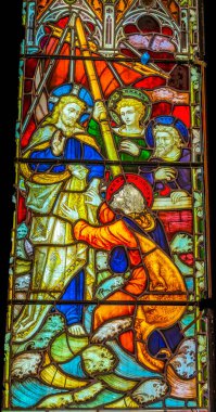 Honolulu, Oahu Hawaii - 26 Ocak 2025 Thomas 'ın İsa' ya Dokunana Kadar Yeniden dirilişe inanmayı reddettiğinden şüphelenen Renkli İsa. 1800 'lerde Clayton ve Bell tarafından İngiltere' de yapılmış cam.