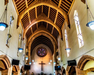 Honolulu, Oahu Hawaii - 26 Ocak 2025 Renkli Basilica Altar Paul 'un Episcopal Kilisesi Honolulu Oahu Hawaii. St. Andrew Katedrali 'ndeki Parke Şapeli' nde 1900 'lerin başında kuruldu. 1800 'lerde Clayton ve Bell tarafından İngiltere' de yapılmış cam.