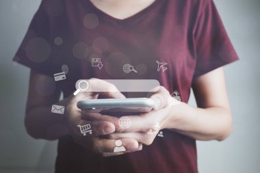 İnternet teknolojisi ile küresel veri bağlantısını kavra, akıllı telefonu internet teknolojisi, büyük veri, veritabanı yönetimi, bulut hesaplaması, parasız toplum tarafından çevrimiçi işlemler için kullan.