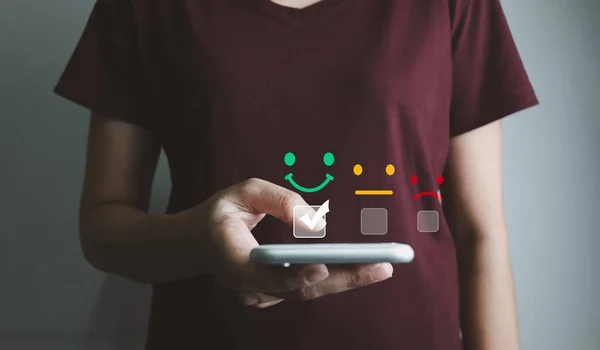 Müşteri memnuniyeti akıllı telefonla çok iyi hizmet, dikkat ve dikkat izlenimi, bir gülen yüz ikonu seçin, ankete cevap verin, en yüksek puanı verin, konuktan çok mutlu bir geri bildirim.
