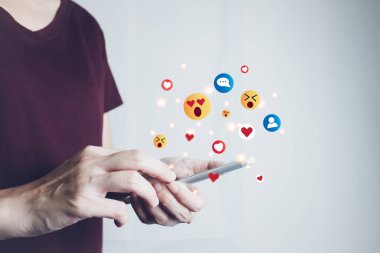 Dijital medya, teknoloji, sosyal medya çevrimiçi sörf, interneti kullanmak için akıllı telefon kullanan kadın eli, sosyal uzaklık için evden çalışma kavramı.