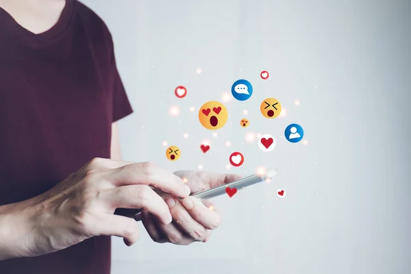 Dijital medya, teknoloji, sosyal medya çevrimiçi sörf, interneti kullanmak için akıllı telefon kullanan kadın eli, sosyal uzaklık için evden çalışma kavramı.