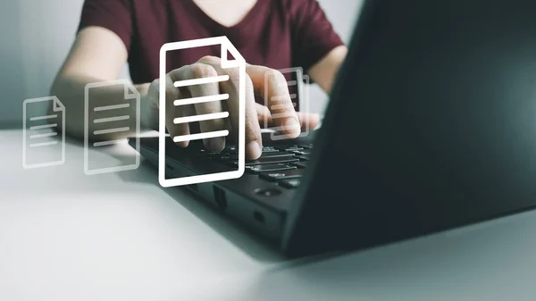 Dizüstü bilgisayar yönetimi dosyaları kullanan memur, Belge Yönetim Sistemi (DMS), Çevrimiçi belge veritabanı yönetimi, sistemi yönetmek için otomatik süreçler, ERP girişim verimliliği, iş teknolojisi.