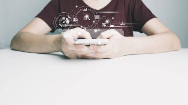 Arama Motoru optimizasyonu SEO kavramı, İş kadını İnternet 'te bilgi aramak, arama çubuğu, kablosuz ağ, büyük veri ve web sitesi bilgilerine erişmek için akıllı telefon kullanıyor.