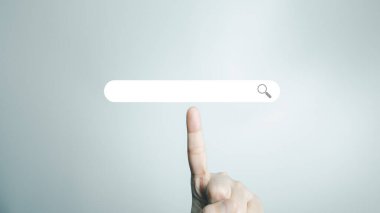 Arama Motoru optimizasyonu SEO kavramı, İş kadını İnternet 'te bilgi arama, arama çubuğu, kablosuz ağ, büyük veri ve web sitesi bilgilerine erişim.
