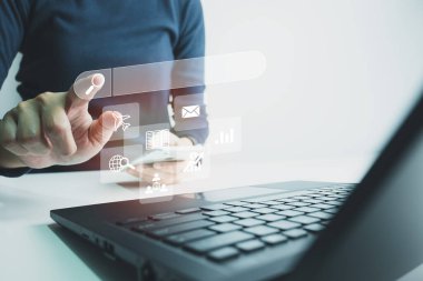 SEO Arama motoru optimizasyonu, Arama teknolojisi, bilgi aramak için bir bilgisayar klavyesi kullanan kadınların elleri, istenen bilgiyi ya da çevrimiçi alışverişi bulmak için web siteleri arama çubuğunu kullanarak.