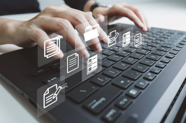 Memur laptop yönetici dosyaları, Belge Yönetim Sistemi DMS, Çevrimiçi belge veritabanı yönetimi, sistemi yönetmek için otomatik süreçler, ERP girişim verimliliği, iş teknolojisi.