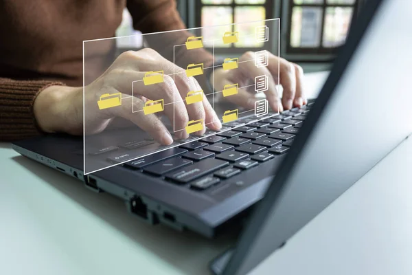 Memur laptop yönetici dosyaları, Belge Yönetim Sistemi DMS, Çevrimiçi belge veritabanı yönetimi, sistemi yönetmek için otomatik süreçler, ERP girişim verimliliği, iş teknolojisi.