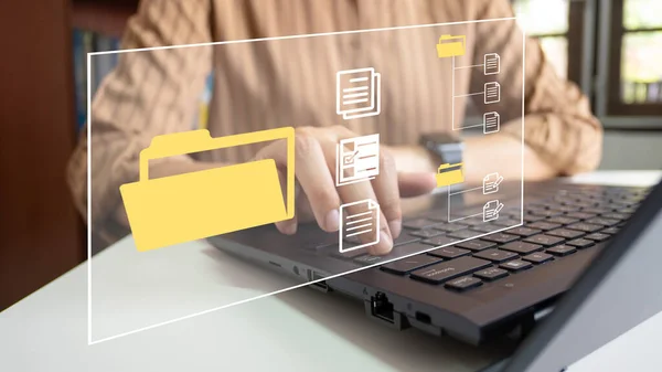 Memur laptop yönetici dosyaları, Belge Yönetim Sistemi DMS, Çevrimiçi belge veritabanı yönetimi, sistemi yönetmek için otomatik süreçler, ERP girişim verimliliği, iş teknolojisi.