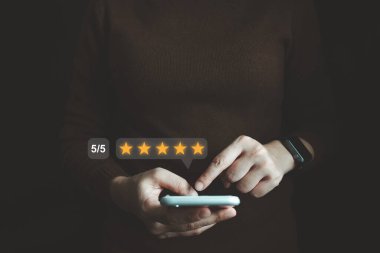 Memnun müşteri deneyimi konsepti, akıllı telefonu kullanan mutlu müşteri, en iyi eleştiri, en yüksek kalite servis, en yüksek puan, 5 yıldız, sosyal medya çok iyi.