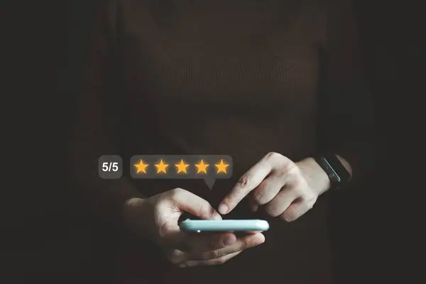 Memnun müşteri deneyimi konsepti, akıllı telefonu kullanan mutlu müşteri, en iyi eleştiri, en yüksek kalite servis, en yüksek puan, 5 yıldız, sosyal medya çok iyi.