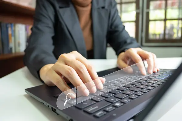 SEO Arama Motoru Optimizasyonu, PC ile İnternet 'te bilgi arayışı, istenen verileri bulmak için web sayfası arama çubuğu, küresel veri bağlantısı, çevrimiçi alışveriş, veritabanı depolama sistemi.