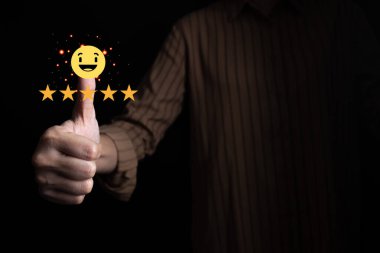 Memnun müşteri deneyimi konsepti, akıllı telefonu kullanan mutlu müşteri, en iyi eleştiri, en yüksek kalite servis, en yüksek puan, 5 yıldız, sosyal medya çok iyi.