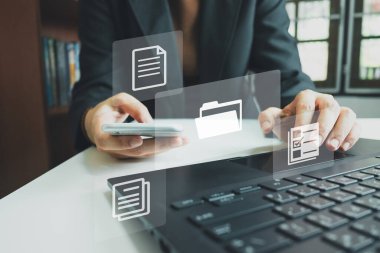 Memur laptop yönetici dosyaları, Belge Yönetim Sistemi DMS, Çevrimiçi belge veritabanı yönetimi, sistemi yönetmek için otomatik süreçler, ERP girişim verimliliği, iş teknolojisi.