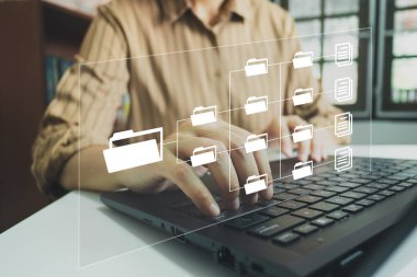Memur laptop yönetici dosyaları, Belge Yönetim Sistemi DMS, Çevrimiçi belge veritabanı yönetimi, sistemi yönetmek için otomatik süreçler, ERP girişim verimliliği, iş teknolojisi.