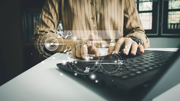 SEO Arama Motoru Optimizasyonu, PC ile İnternet 'te bilgi arayışı, istenen verileri bulmak için web sayfası arama çubuğu, küresel veri bağlantısı, çevrimiçi alışveriş, veritabanı depolama sistemi.