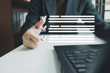 Memur laptop yönetici dosyaları, Belge Yönetim Sistemi DMS, Çevrimiçi belge veritabanı yönetimi, sistemi yönetmek için otomatik süreçler, ERP girişim verimliliği, iş teknolojisi.