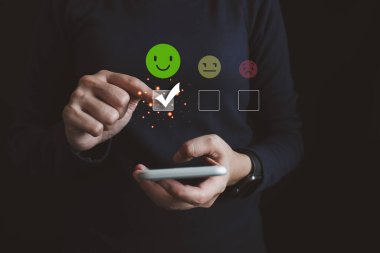 Müşteriler memnuniyet hizmetini akıllı telefon, bakım ve hizmet kullanıcılarına dikkat ederek değerlendirir, kutucuğu işaretler en iyi gülümseme simgesi, çok iyi tepki ve müşterilerden geri bildirim.