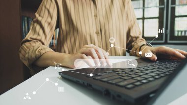 SEO Arama motoru optimizasyonu, Arama teknolojisi, bilgi aramak için bir bilgisayar klavyesi kullanan istemci, veri, bilgi veya çevrimiçi alışveriş bulmak için web sayfası arama çubuğunu kullanıyor.