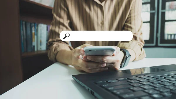 SEO Arama motoru optimizasyonu, Arama teknolojisi, bilgi aramak için cep telefonu kullanan kadınların elleri, istenen bilgiyi ya da çevrimiçi alışverişi bulmak için web siteleri arama çubuğu kullanılıyor.