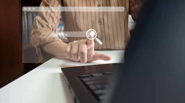 SEO Arama Motoru İyimserleştirmesi, dizüstü bilgisayarla İnternet 'te bilgi arayışı, istenen verileri bulmak için web sayfası arama çubuğu, küresel veri bağlantısı, çevrimiçi alışveriş, veritabanı depolama sistemi.
