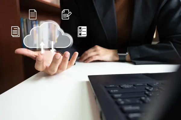 Memur laptop yönetici dosyaları, Belge Yönetim Sistemi DMS, Çevrimiçi belge veritabanı yönetimi, sistemi yönetmek için otomatik süreçler, ERP girişim verimliliği, iş teknolojisi.