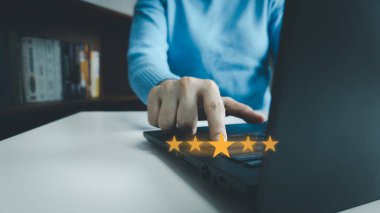 Müşteri memnuniyet konsepti, fikirlerini, cevaplarını ve tatmin puanlarını dizüstü bilgisayarla ifade etmek, müşteri 5 yıldız simgesine, mükemmel servise, kullanıcıdan iyi geri bildirime basmaktan memnun.