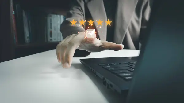 Müşteri memnuniyet konsepti, fikirlerini, cevaplarını ve tatmin puanlarını dizüstü bilgisayarla ifade etmek, müşteri 5 yıldız simgesine, mükemmel servise, kullanıcıdan iyi geri bildirime basmaktan memnun.