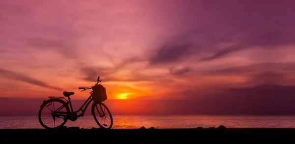 Silhouette Photo Bicyclette Parc Face Lac Coucher Soleil Ciel Crépusculaire — Photo