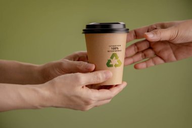 Geri dönüştürülmüş Paketleme Konsepti. Barista 'nın müşteriye bir fincan sıcak kahve verişi. Sıfır Atık Madde. Çevre Bakımı, Yeniden Kullanım, Sürdürülebilir Yaşam Tarzı İçin Yenilenebilir