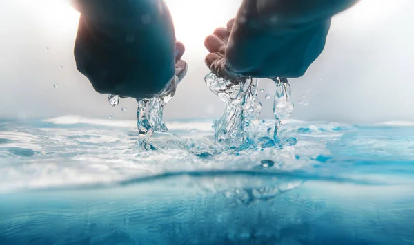 Escavar Mão Derramar Água Frescura Claro Conceito Dia Mundial Água — Fotografia de Stock