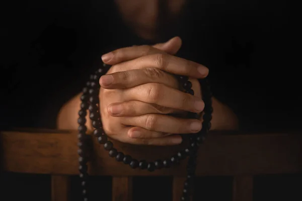 Духовність Релігія Концепція Надії Напружена Людина Молиться Бісеру Шлях Практики — стокове фото