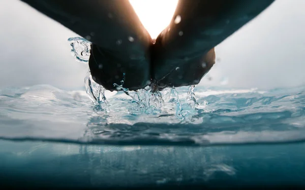 Hand Skottning Och Hälla Vatten Fräsch Och Klar Världsvattendagskonceptet Miljövård — Stockfoto