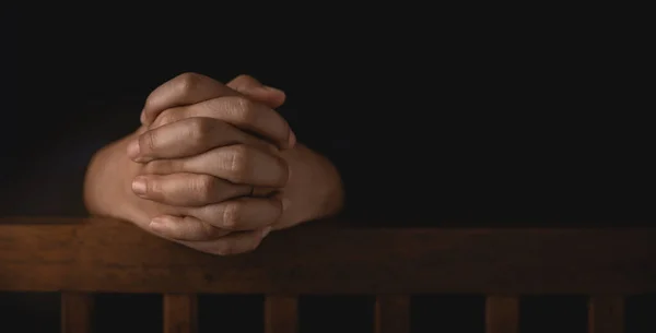 Духовність Релігія Концепція Надії Напружена Людина Молиться Темній Кімнаті Шлях — стокове фото