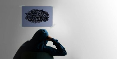 Akıl Sağlığı Konsepti. Zihnimde Duygusal Karmaşıklık. Sorunlu ve Endişeli Kişinin Kafası Karışık. Olumsuz duygu. Dağınık Drwn Card 'ın önünde oturuyor
