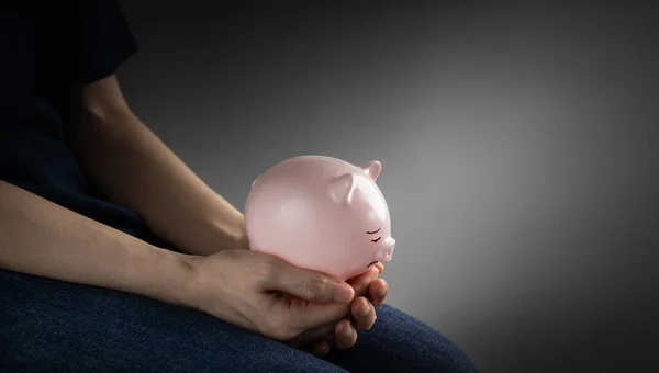 Finanzkrisenkonzepte Eine Depressive Person Mit Einem Traurigen Gesicht Sparschwein Düsteren Stockbild