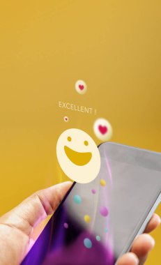 Müşteri Deneyimleri Konsepti. Çevrimiçi Memnuniyet Anketleri İçin Olumlu Değerlendirme yapmak için Akıllı Telefonu Mutlu Müşteri Kullanımı. Cep telefonundan olumlu geri bildirim