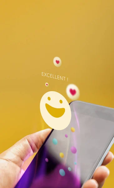 Customer Experience Konzept Zufriedene Kunden Die Ihr Smartphone Nutzen Positive Stockfoto