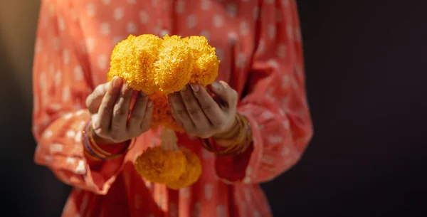 Hinduistische Zeremonien Rituale Spiritualität Religion Und Hoffnungskonzept Woman Holdings Ringelblumen Stockbild