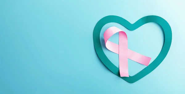 Konzept Der Brustkrebs Aufklärungskampagne Frauengesundheit Nahaufnahme Einer Rosafarbenen Schleife Die — Stockfoto