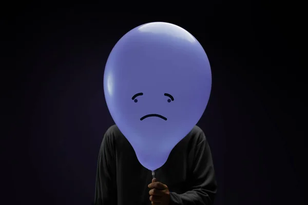 精神健康概念 有气球 负面情绪和感觉的人 黑暗的声音 图库照片