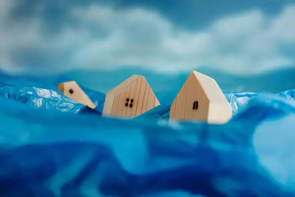 Auswirkungen Des Klimawandels Umweltfragen Konzeptfoto Holzminiaturhaus Flut Aus Plastikmüll Auswirkungen Stockbild